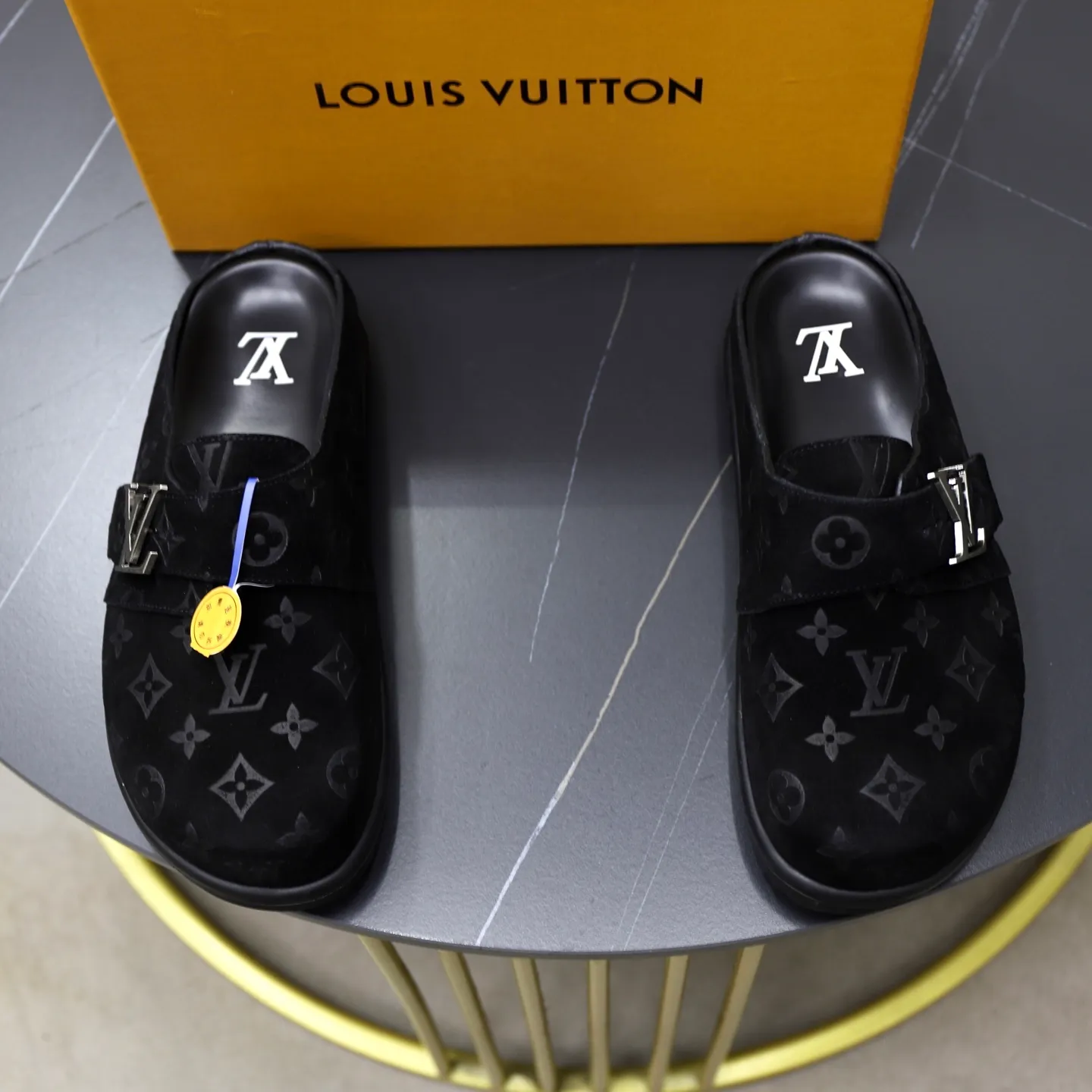 Ex-factory price: 520💰🙅‍♂️🙅‍♂️🙅‍♂️Birkenstock Brand: LV Louis Vuitton Standard code: 38-45 (cowhide lining) Grade: Same as the official website Material: Original leather design Original rubber wear-resistant molded outsole Style category: Men's fashion sandals Distinguished luxury brand elements Top luxury Color: Actual picture color